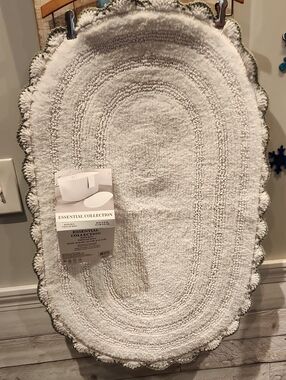 Oval Bath Mat in White with Green Trim